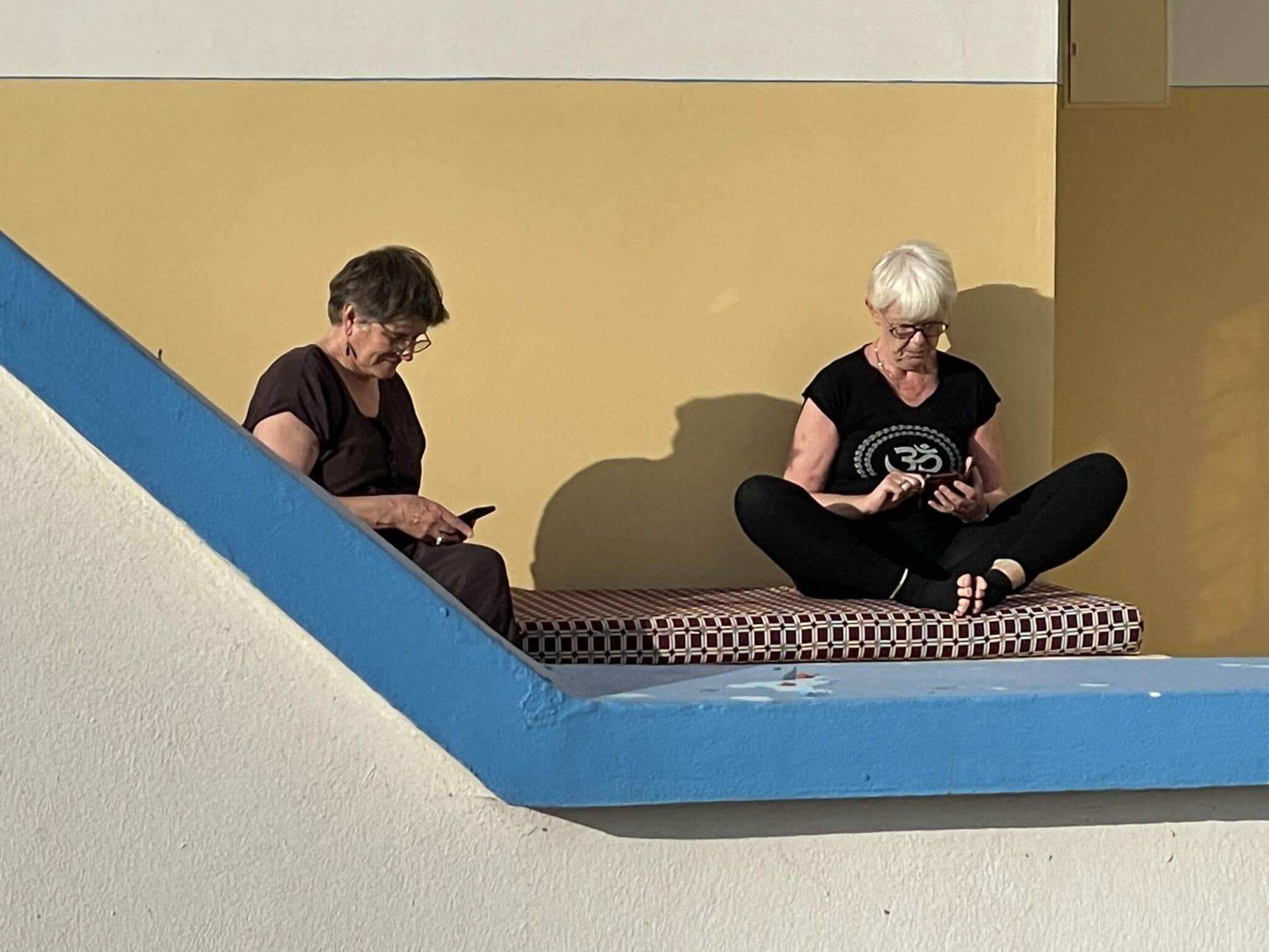 Vil du på en længere rejse så er her 10 dage med yoga og strikning. Annette Danielsen og Ilse Gaardahl er begge meget erfarne og kompetente inden for deres fag. En uge med meget på programmet. Der skal snakkes, grines, laves yoga, strikke, nydes og opleves. Der er to overnatninger ved Atlanterhavet og en i Marrakech.