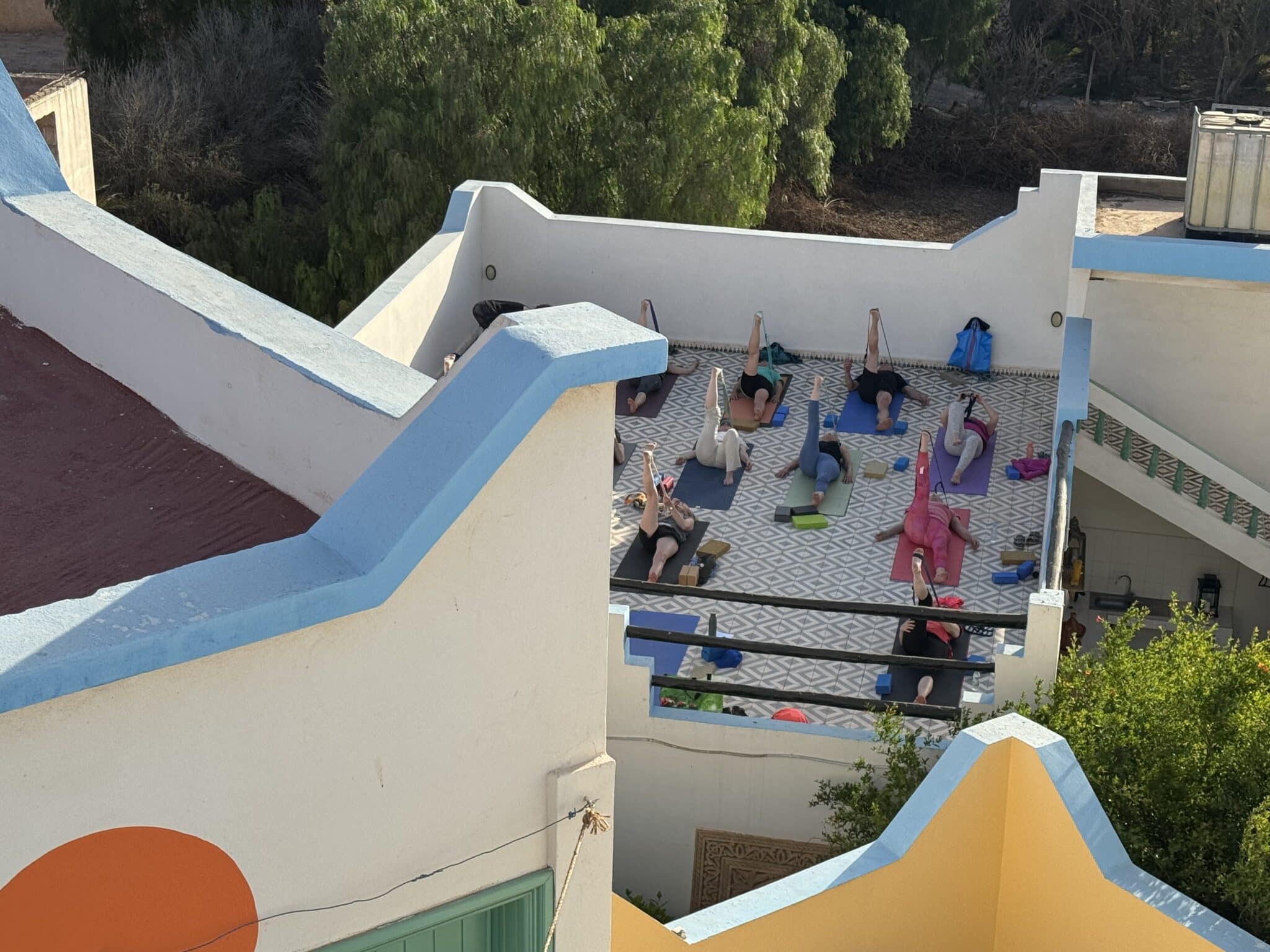 Efter en lang vinter er det skønt - til foråret - at komme til lunere himmelstrøg og arbejde med sig selv og sin krop. Der er morgen og aften yoga v/Charlotte Dissing Therkelsen. 2 overnatninger i Atlasbjergene med vandreture og i ugens løb er der udflugter, hvor du vil opdage hvordan kulturen i det sydlige Marokko former sig. Det er modsætningernes land - du vil helt sikkert se noget du ikke før har oplevet